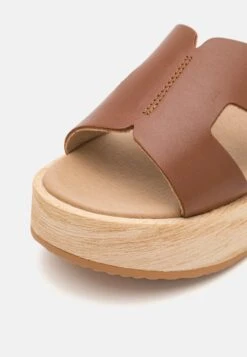 Pier One Leather - Clogs - Cognac 13 Pier One Leather - Clogs - Cognac -Pier One Winkel e3b12b1e984f4a418f3826172ba96b4c